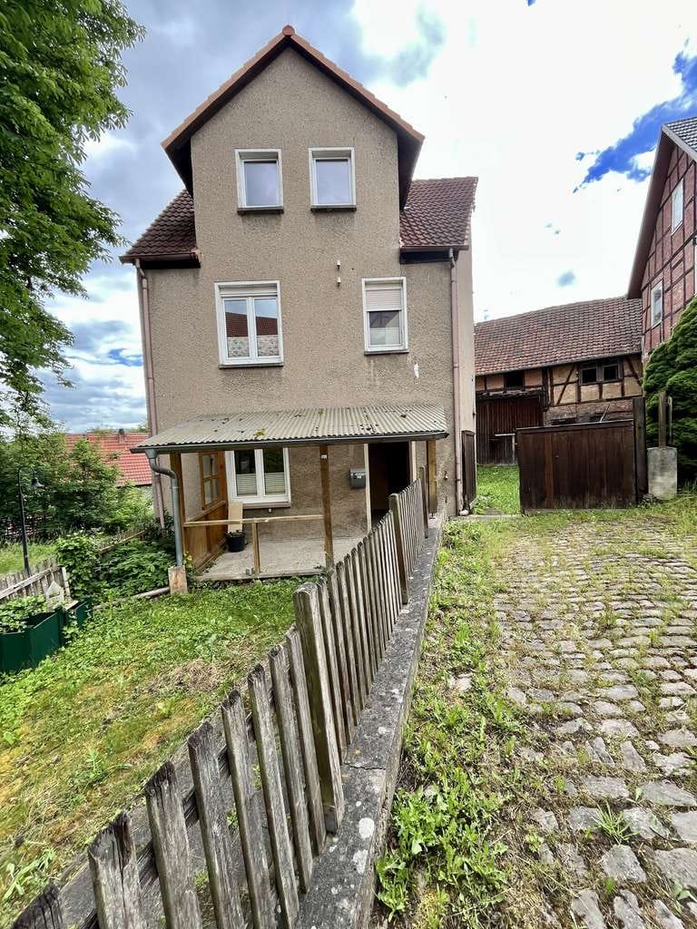 Immobilie in Treffurt - Teilmodernisiertes Einfamilienhaus mit Ausbaupotenzial, Scheune und idyllischem Gartengrundstück - Bild 0