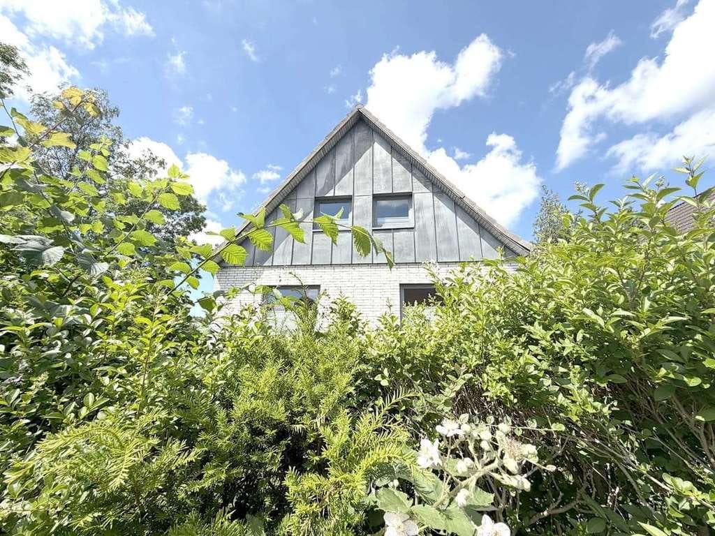 Immobilie in Glücksburg - Freistehendes Einfamilienhaus mit Balkon-Loggia und viel Nutzfläche in begehrter Lage von Glücksburg - Bild 1