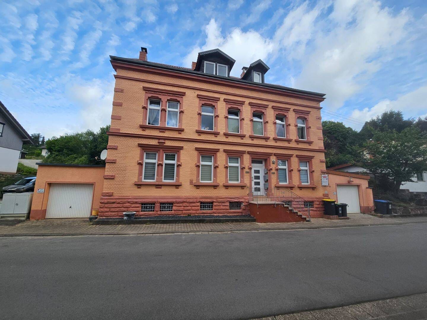 Immobilie in Ottweiler - Freistehendes Mehrfamilienhaus, 4 Wohneinheiten, Garten, Garage, Halle Lagerplatz - Bild 1