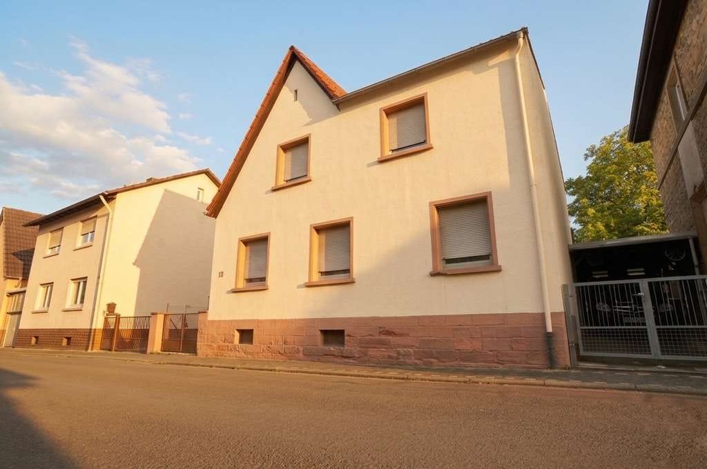 Immobilie in Eisenberg (Pfalz) - Charmantes Einfamilienhaus mit 7 Zimmern in zentraler Lage – vielseitig nutzbar & sofort verfügbar  - Bild 0