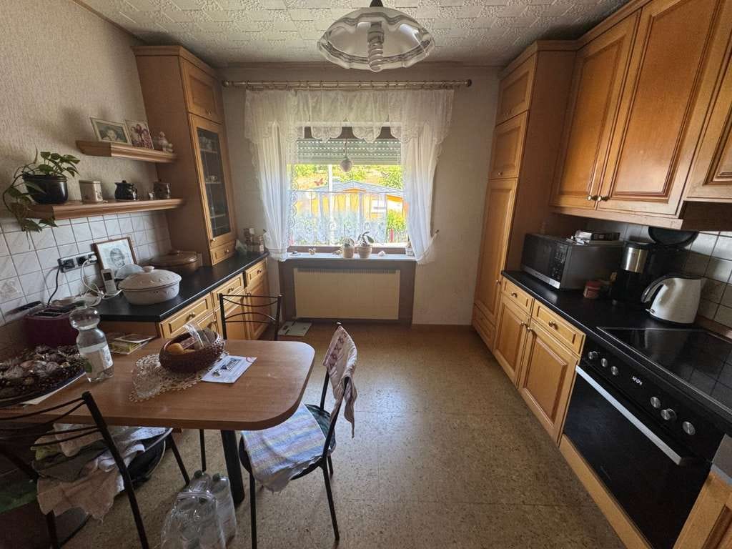 Immobilie in Altenstadt - Sanierungsbedürftiges 1-2 Familienhaus in Sackgassenlage von Lindheim! - Bild 1