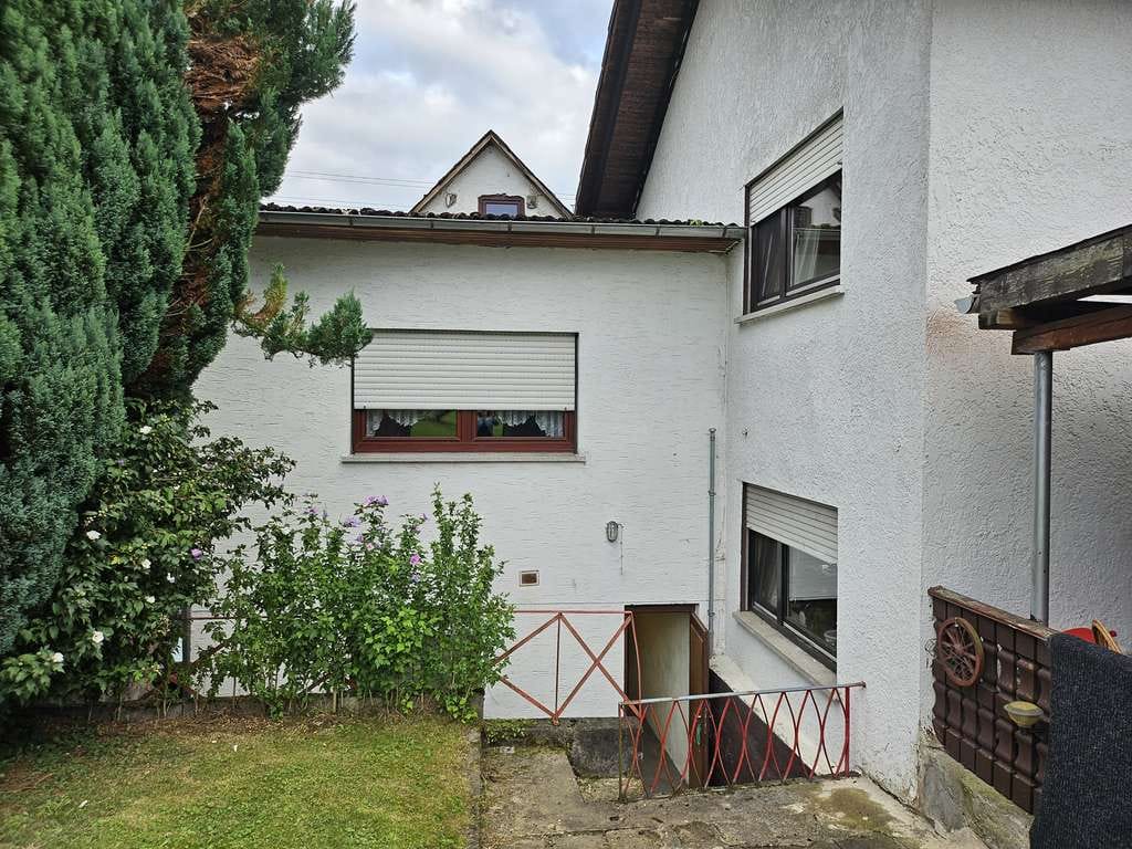 Immobilie in Weinbach - Zwei Einfamilienhäuser auf einem großzügigen Grundstück mit Doppelgarage - Bild 1