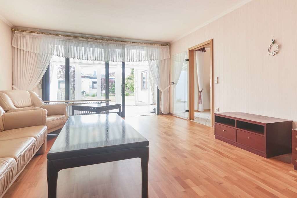 Immobilie in Oyten - Wohnen auf einer Ebene – gepflegter Flachdachbungalow mit Wintergarten, Garage und neuwertigem Bad - Bild 2