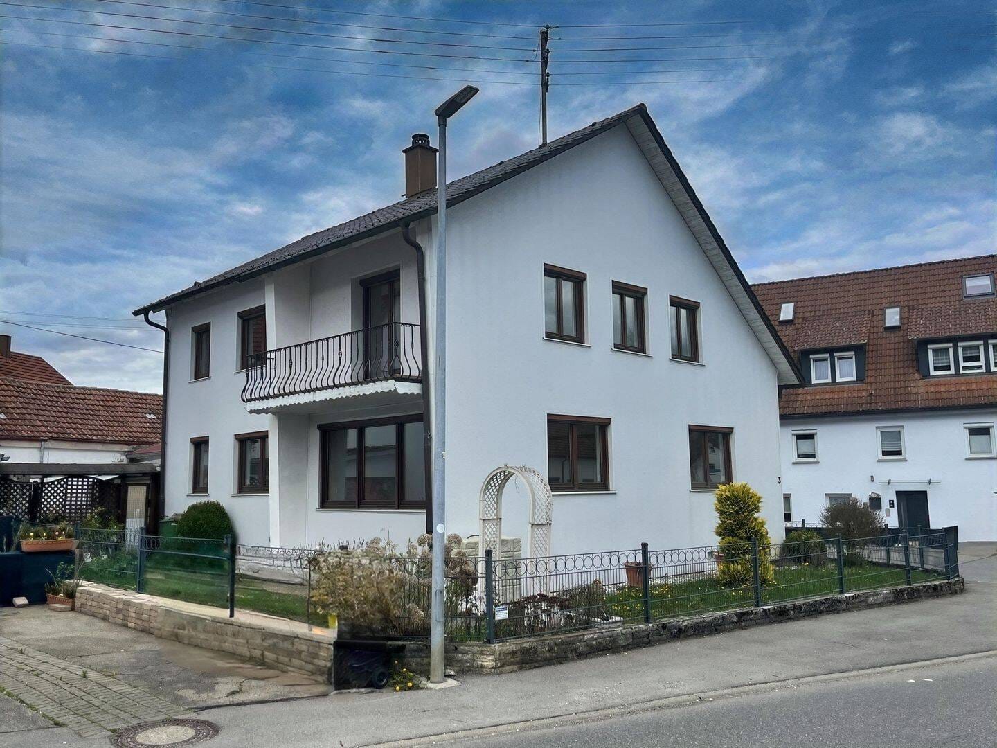 Immobilie in Wehingen - Wohnhaus mit Gewerbemöglichkeit und 4 Garagen in Wehingen - Bild 1