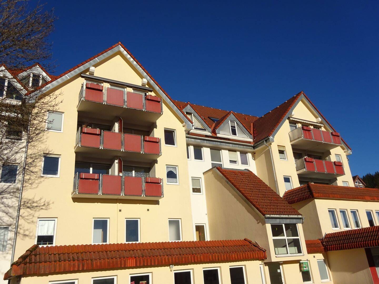 Immobilie in Furtwangen im Schwarzwald - Modern eingerichtete 2-3 Zi.-Wohnung, voll möbliert und zentral gelegen, inkl. TG-Stellplatz - Bild 0