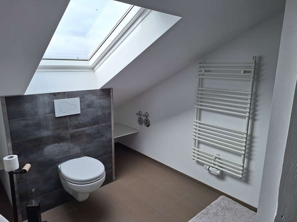 Immobilie in Regenstauf - Bezugsfreie 3-Zimmer-Dachgeschosswohnung mit Gartenanteil in 4-Familienhaus - Bild 2