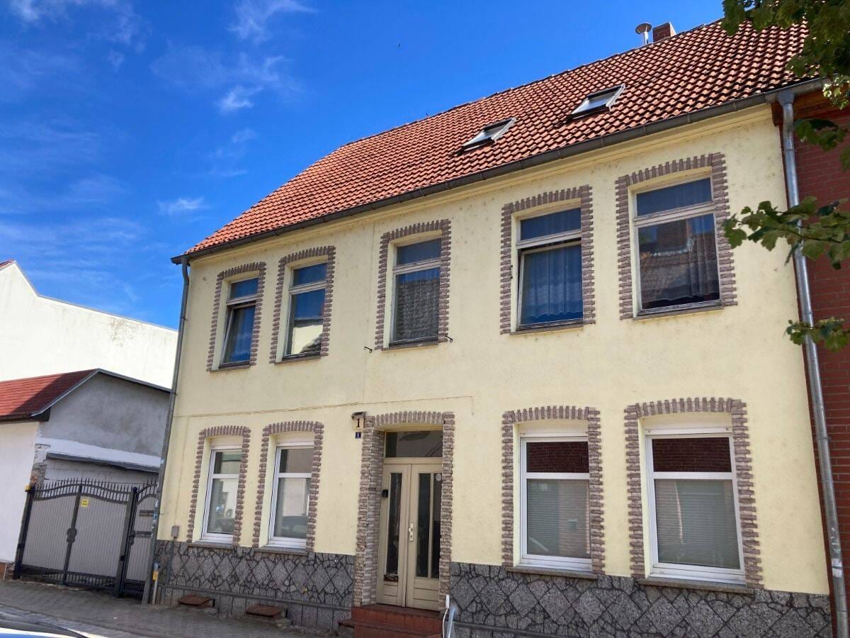 Immobilie in Malchin - Zentral: Stadthaus mit verschiedenen Nutzungsmöglichkeiten - Zufahrt - Nebengebäude.... - Bild 0