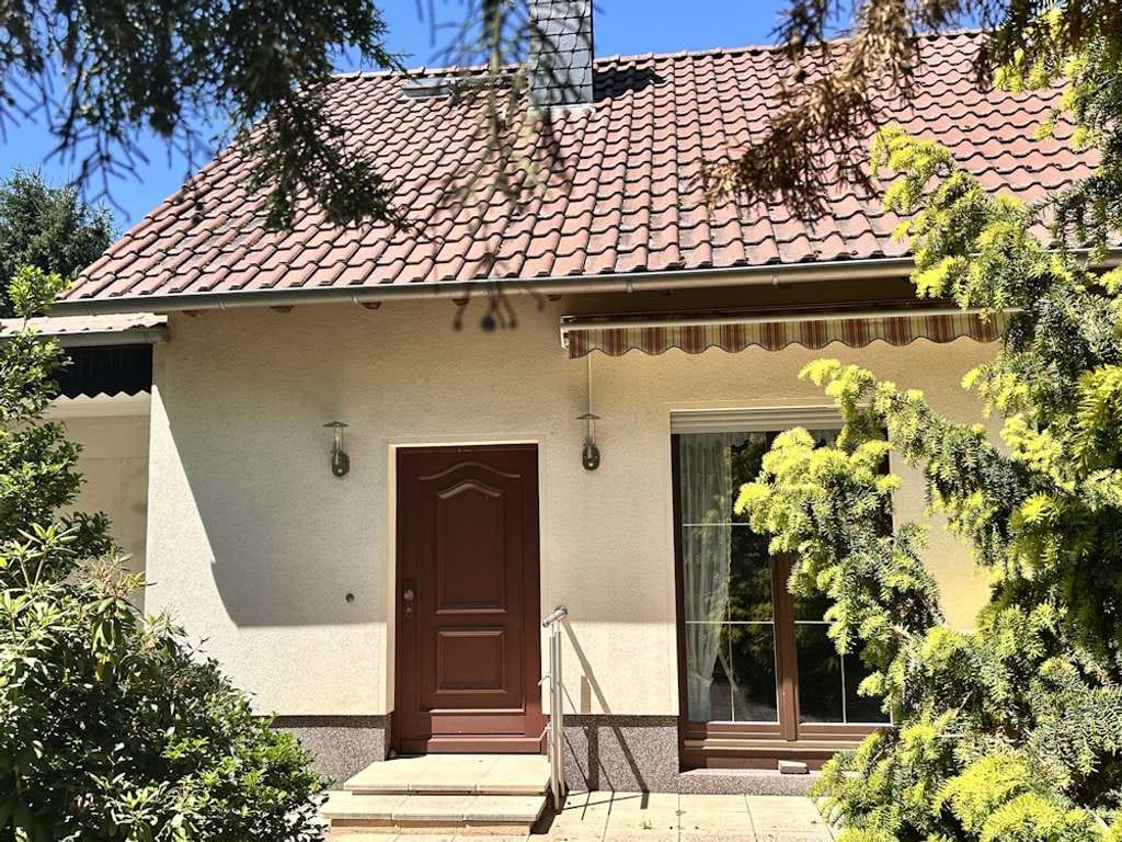 Immobilie in Brieselang - Massives Einfamilienhaus mit Einliegerwohnung auf Eckgrundstück in Brieselang - Bild 0