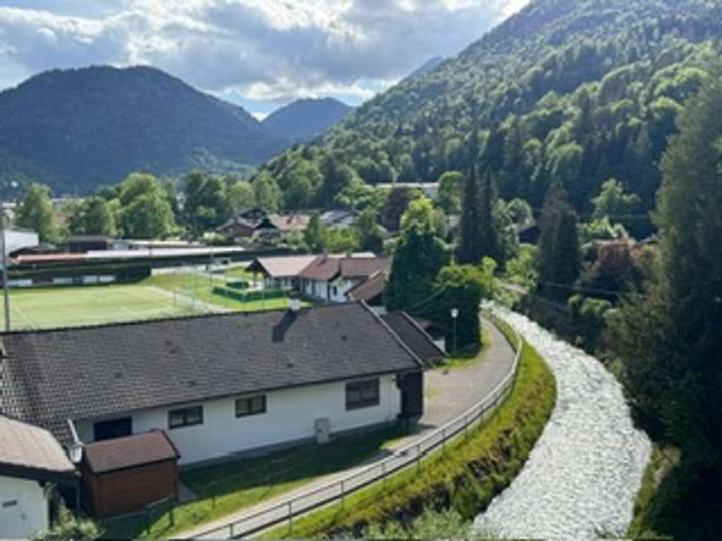 Immobilie in Oberau - 3 Zi.-DG-Wohnung mit Traumblick auf das Zugspitzmassiv und den Gießenbach!!! - Bild 1