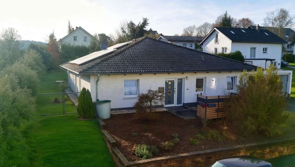 Immobilie in Ehringshausen - Ihr neues Zuhause: energieeffizienter Bungalow KFW 70 - mit Photovoltaik und Wärmepumpe BJ 2013 - Bild 0