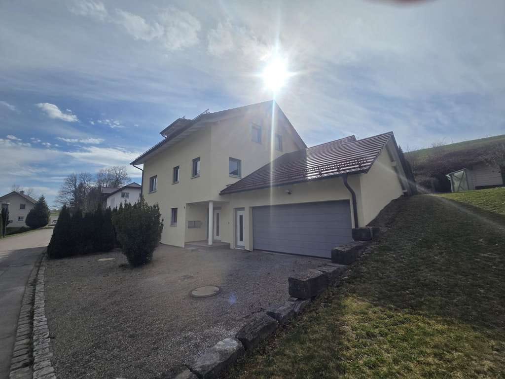 Immobilie in Ochsenhausen - Neuwertiges - massives, modernes Wohnhaus mit ELW bei Ochsenhausen - Bild 1
