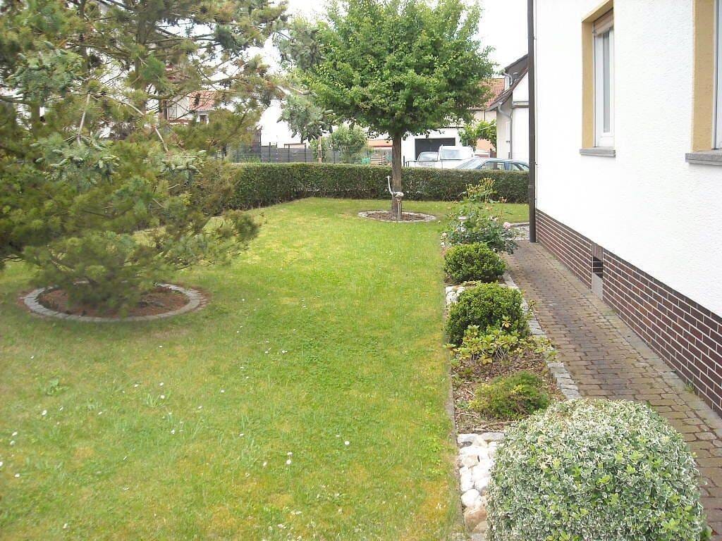 Immobilie in Meißner - Sehr gepflegtes Zweifamilienhaus in Meißner (OT) - Ruhige Lage am Fuße des Meißners - Gartengrundstück - mit Terrasse, 2 Balkonen & 3 Garagen - Bild 2