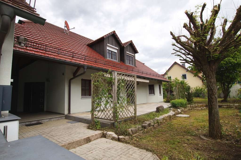 Immobilie in Pilsach - Charmantes Einfamilienhaus mit Gartenidylle und viel Platz für die Familie - Bild 0