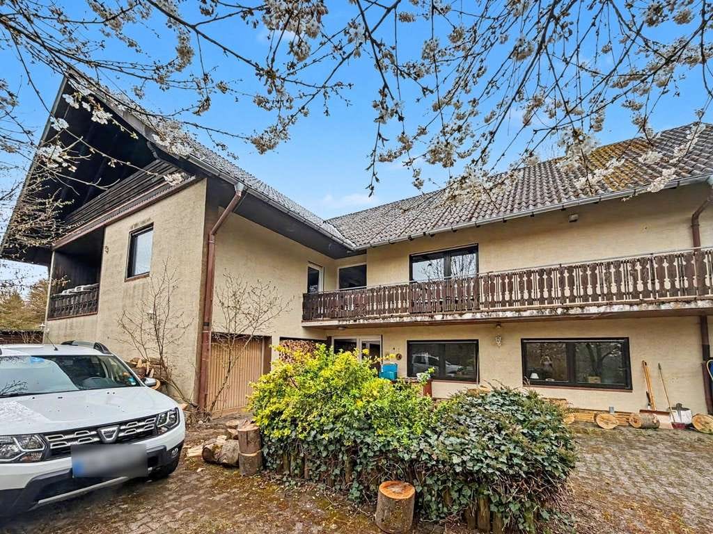 Immobilie in Feldatal - Viel Raum für Ideen: Wohnhaus mit 3 Einliegerwohnungen in Feldatal-Schellnhausen - Bild 0