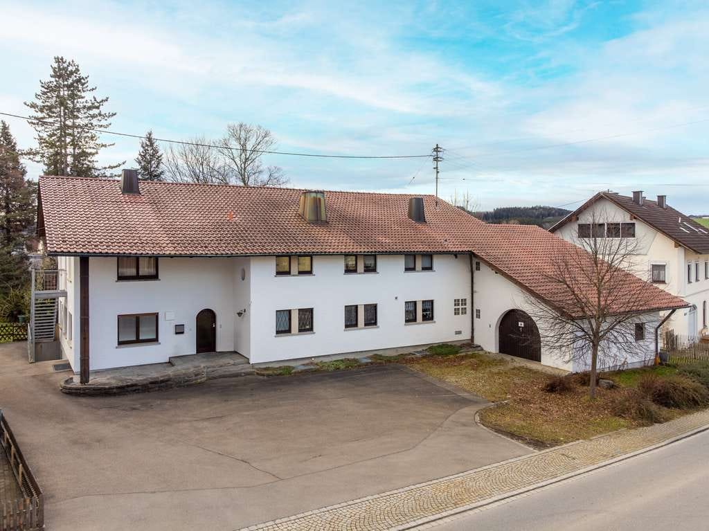 Immobilie in Markt Rettenbach - Markt Rettenbach/Allgäu: Ehem. Ärztevilla, parkähnliches Grundstück, großes Entwicklungspotential! - Bild 0