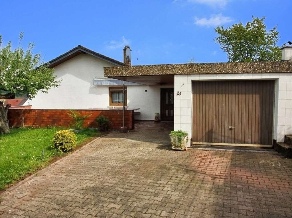 Immobilie in Mosbach - Bewegungsfreiheit, Ruhe u. Natur! Gemütliches Einfamilienhaus m. ELW, 2 Garagen u. großem Grundstück - Bild 1