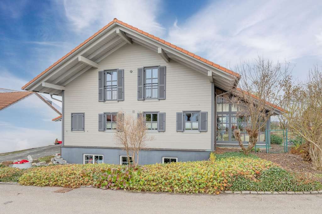 Immobilie in Haarbach - Hochwertiges Sonneitnerholzhaus - Einfamilienhaus mit Einliegerwohnung und großem Grundstück - Bild 1