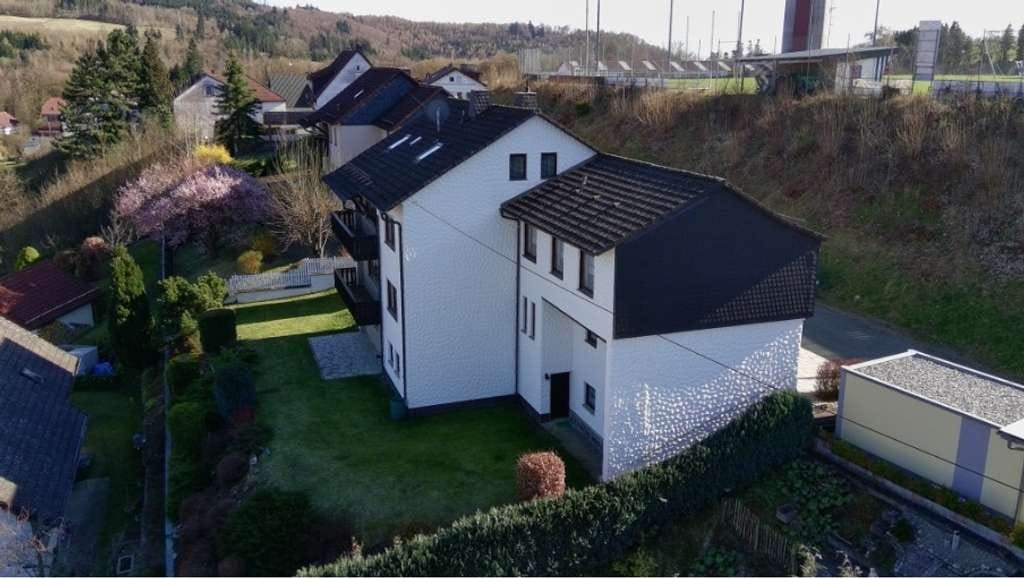 Immobilie in Presseck - Top gepflegtes 3-Parteien Wohnhaus in Wartenfels mit drei Garagen - Bild 2