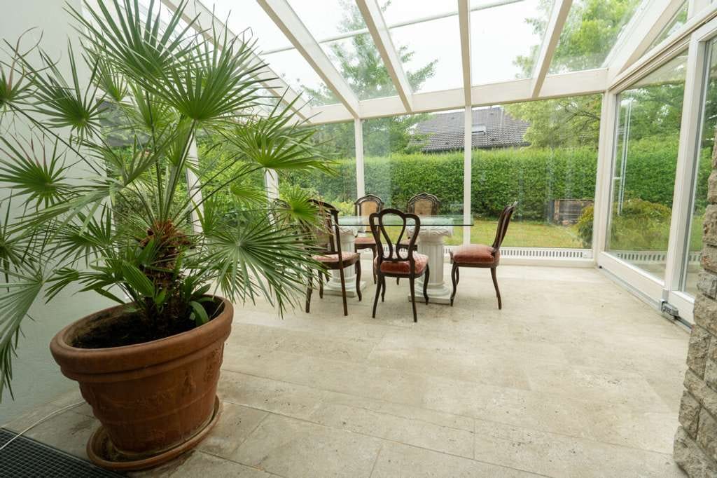 Immobilie in Steinheim an der Murr - Großzügiges Einfamilienhaus mit Wintergarten, Terrasse, Garten und Doppelgarage in ruhiger Sackgasse - Bild 1