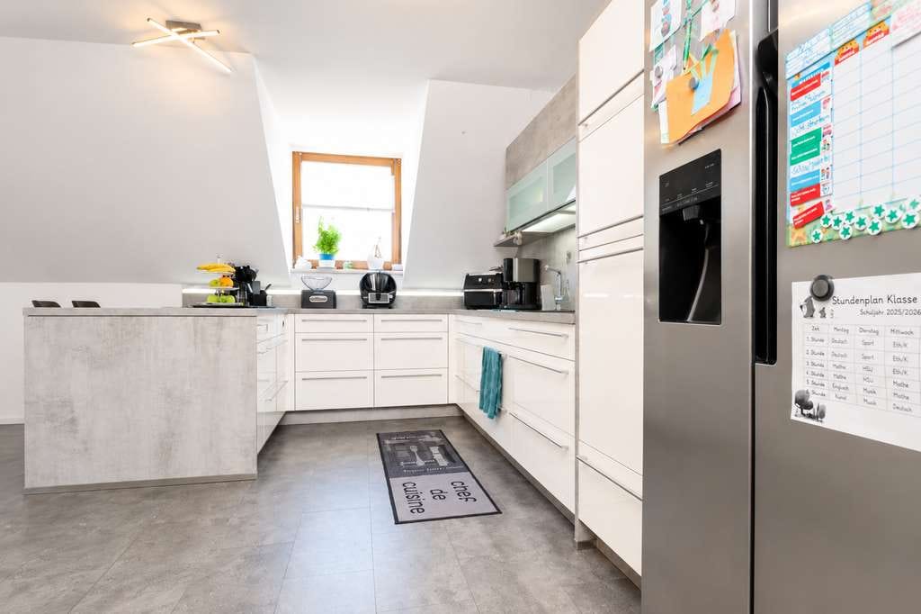 Immobilie in Essenbach - Großzügiges Einfamilienhaus mit Einliegerwohnung, Außenpool & modernem Energiekonzept - Bild 2
