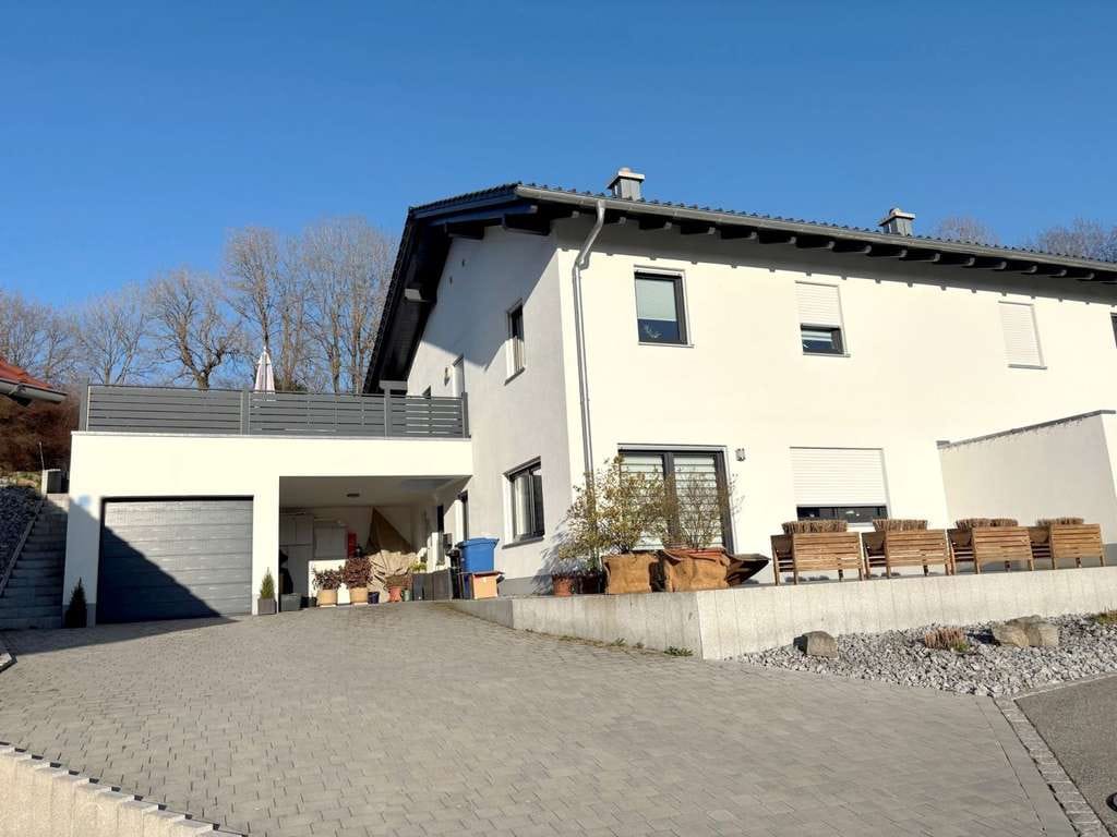 Immobilie in Zachenberg - Attraktive, moderne und vermietete Doppelhaushälfte in Zachenberg, Nähe Ruhmannsfelden - Bild 0