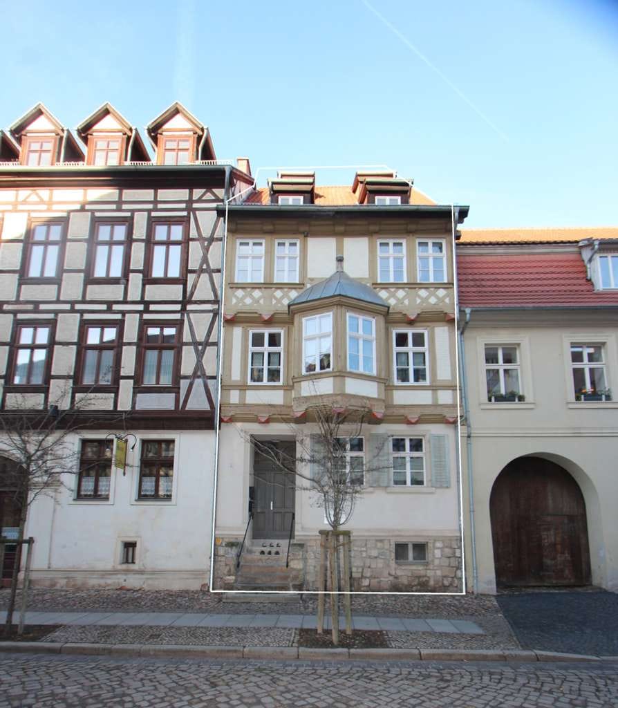 Immobilie in Quedlinburg - A lot of history in Quedlinburg- Fachwerkhaus 319 m²- aufwendig saniert-OG+DG 190 m² selbst nutzen! - Bild 0