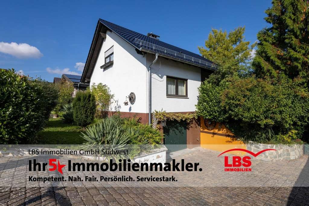 Immobilie in Eisenberg (Pfalz) - Freistehendes Einfamilienhaus mit Garten und Garage - Bild 0