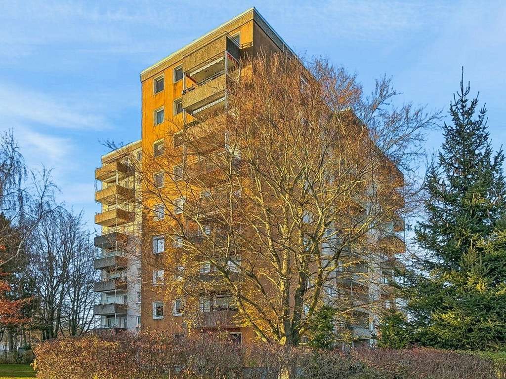 Immobilie in Schwentinental - Modernisierungsbedürftige 4-Zimmer-Wohnung mit Sonnenbalkon und Weitblick in Schwentinental - Bild 1