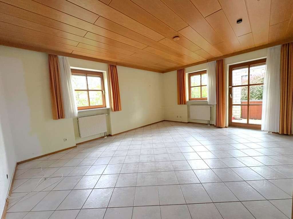 Immobilie in Neustadt an der Donau - Attraktive Erdgeschosswohnung mit Gartennutzungsrecht, Garage und Stellplatz - Bild 1