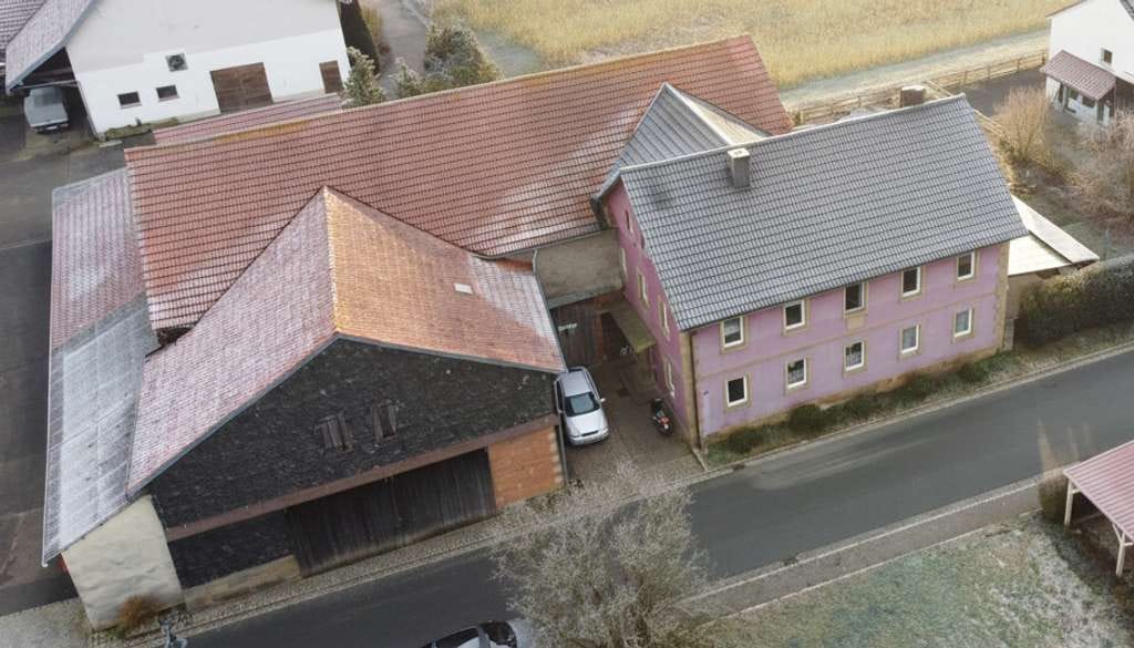 Immobilie in Untermerzbach - Ländliches Anwesen ideal für Pferdehaltung – mit Wiese und Stall - Bild 2