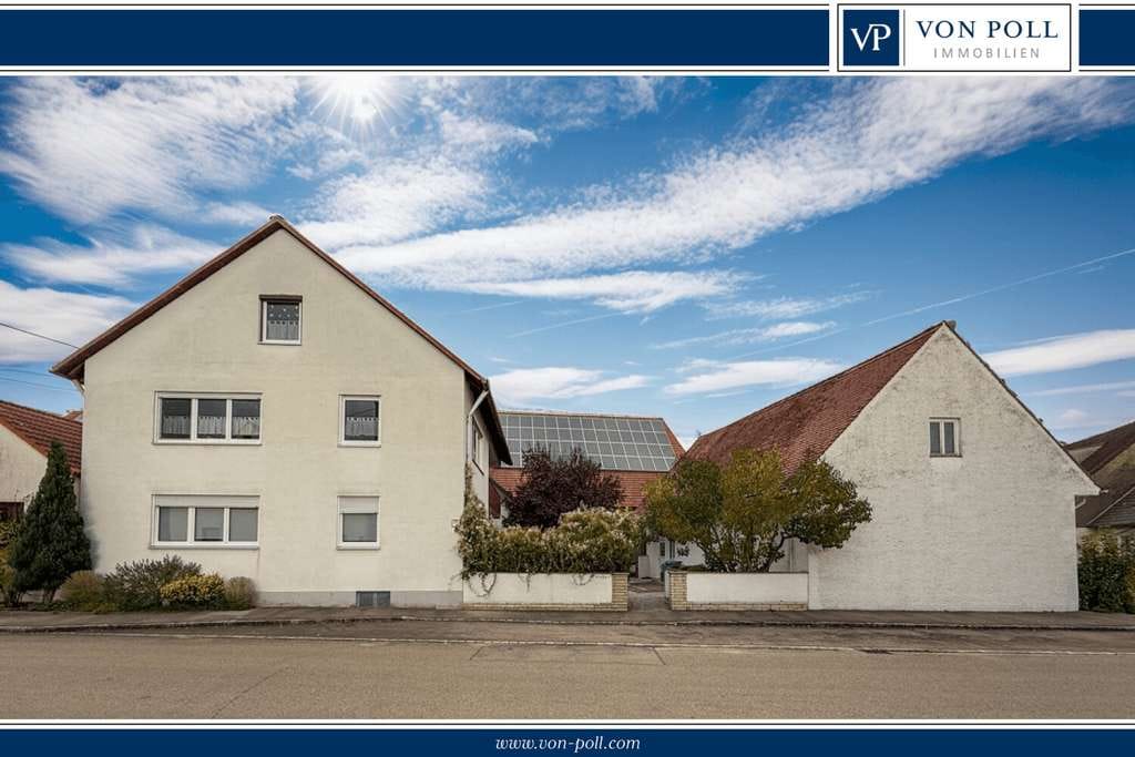 Immobilie in Wechingen - Teilweise saniertes Mehrfamilienhaus mit großzügigem Nebengebäude, PV-Anlage und vier Garagen - Bild 0