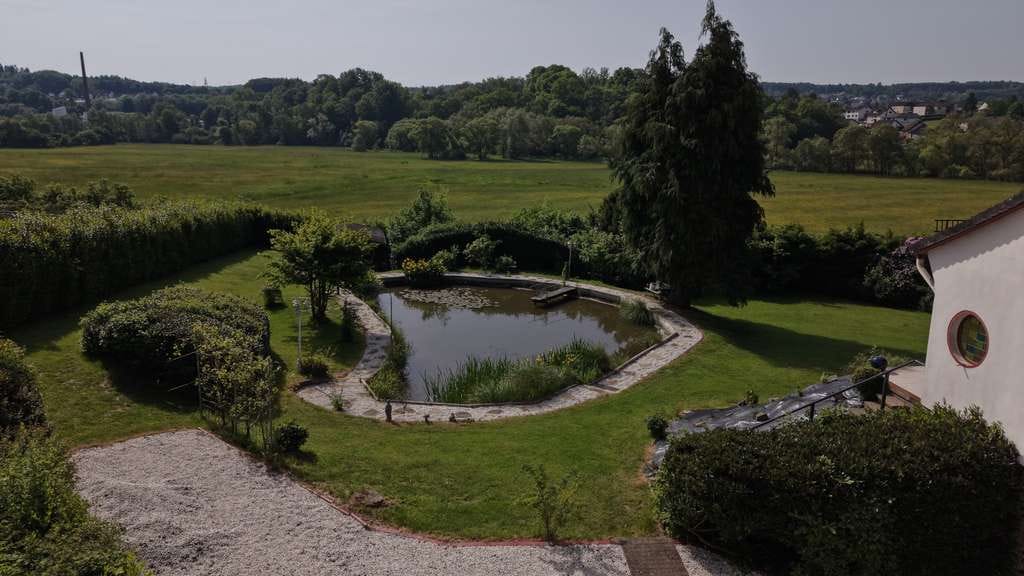 Immobilie in Hachenburg - Wohnen wie im Park – ehemaliges Forsthaus mit traumhaftem Wiedtalblick - Bild 2
