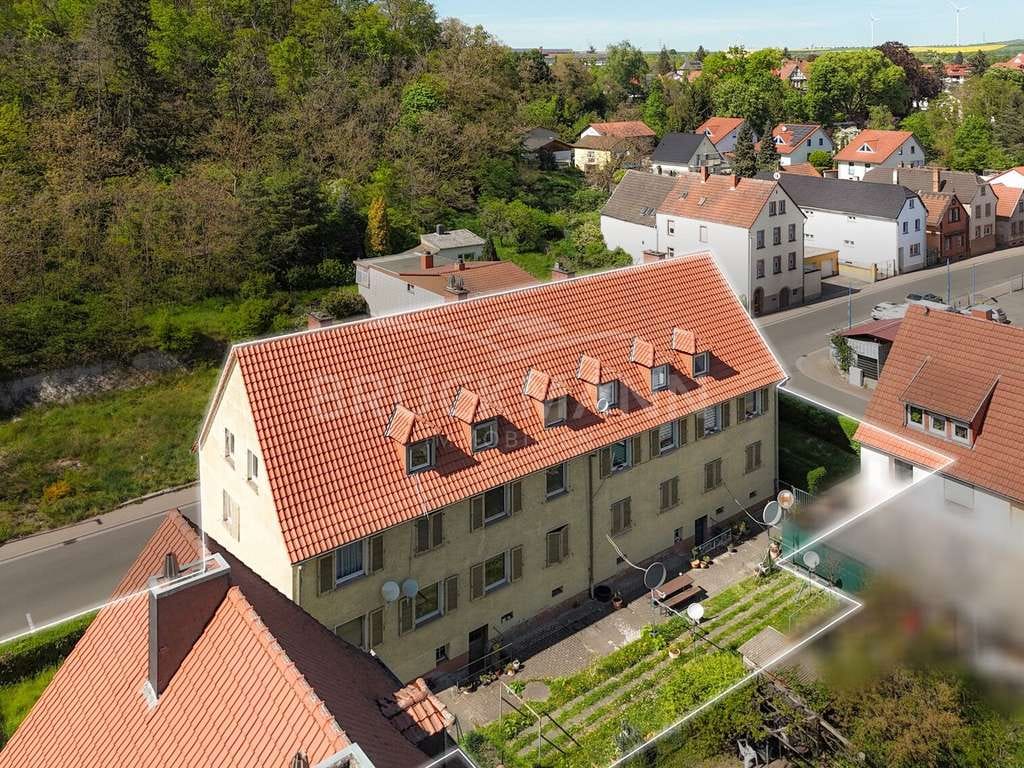 Immobilie in Eisenberg (Pfalz) - Kapitalanlage mit Potenzial: 7-Parteien-Mehrfamilienhaus zum attraktiven Einstiegspreis (Erbpacht) - Bild 2