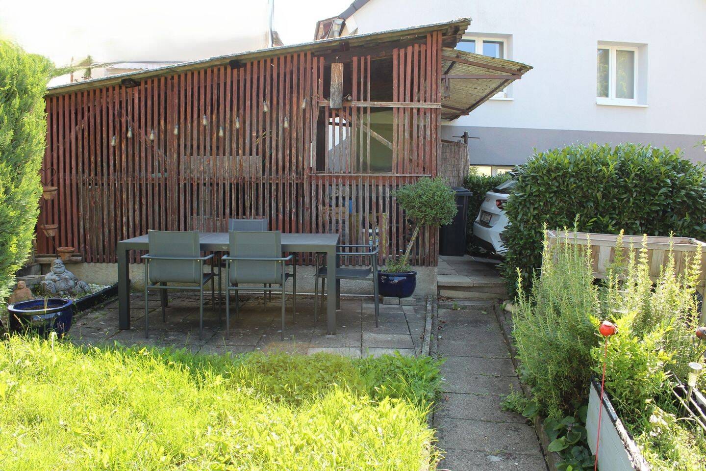Immobilie in Eningen unter Achalm - Eningen u. A., Schöne Doppelhaushälfte im Herzen der Stadt, Garten mit Abstellplatz und Garage - Bild 3