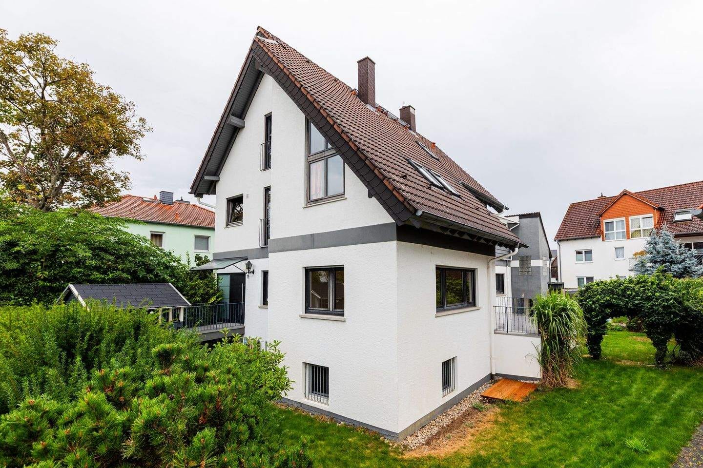 Immobilie in Bischofsheim - Großes 2-Familienhaus mit Tageslichtbädern, Terrasse, Balkon, Garage und schönem Garten - Bild 1
