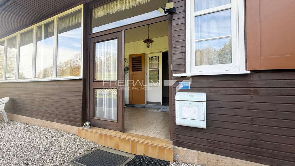 Immobilie in Kreuztal - FREIRAUM4 +++ Charmantes Wohnhaus im Grünen mit Wintergarten - Bild 1