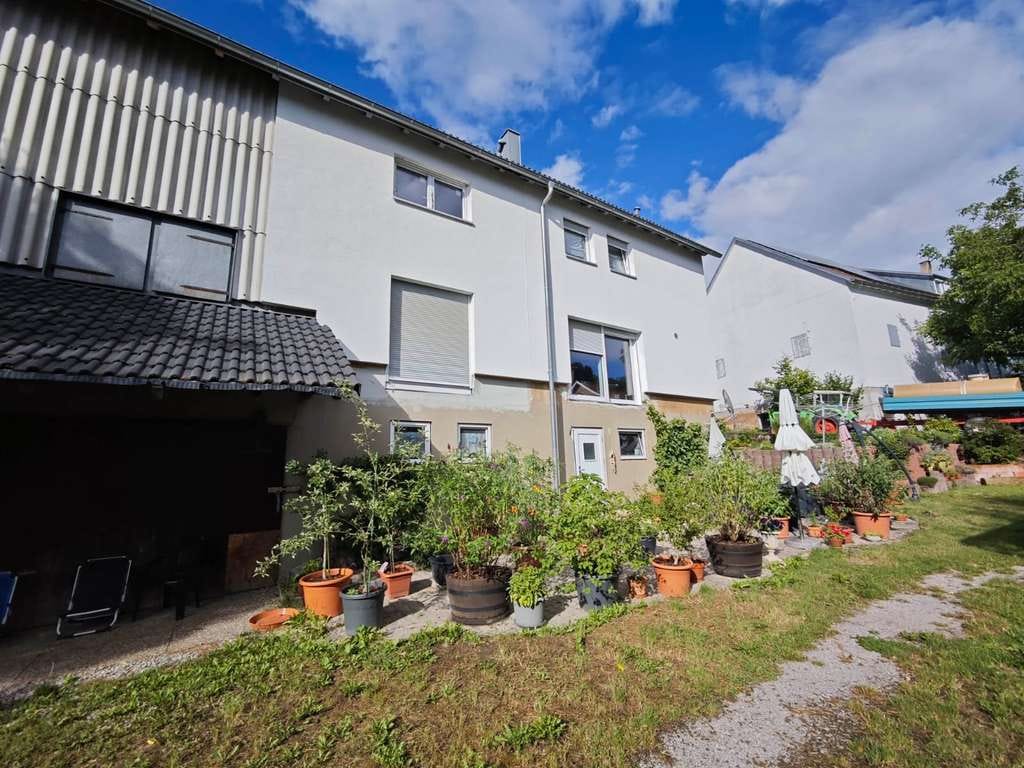 Immobilie in Niedernhall - Gepflegtes Wohnhaus mit 2 Wohneinheiten, 120 qm Scheune und Kombiheizung - Bild 1