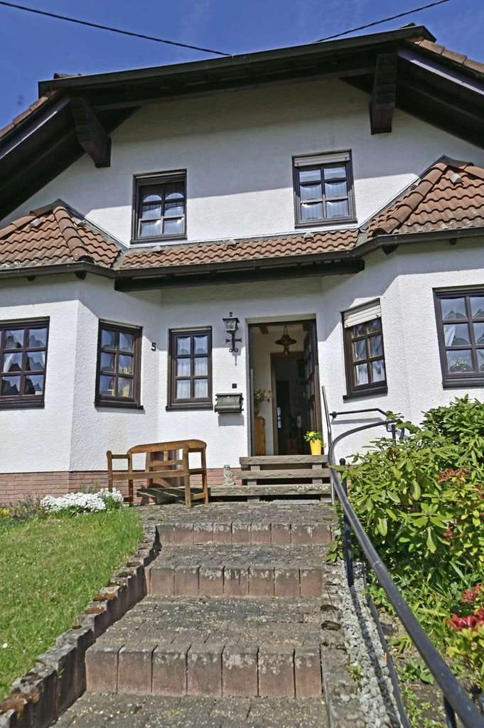 Immobilie in Niederwambach - Landhaus mit großzügigem Grundstück und Garagen in Niederwambach-Seyen - Bild 1