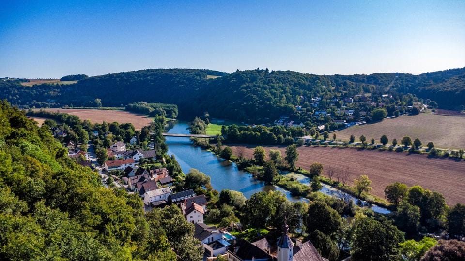 Immobilie in Nittendorf - „Hanghaus mit Weitblick – Wohnen nahe Naturbad und Regensburg“ - Bild 0