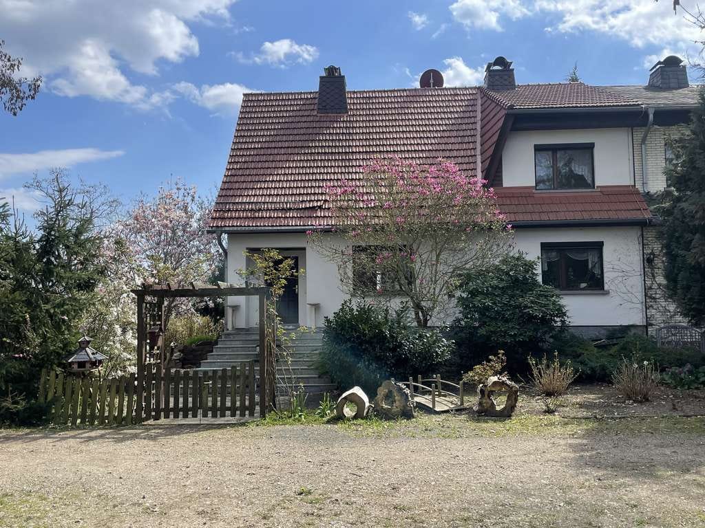 Immobilie in Colditz - Großzügige Doppelhaushälfte mit Pool, Teich, Garage & Nebengebäude auf ca. 1.000 m² Traumgrundstück - Bild 1