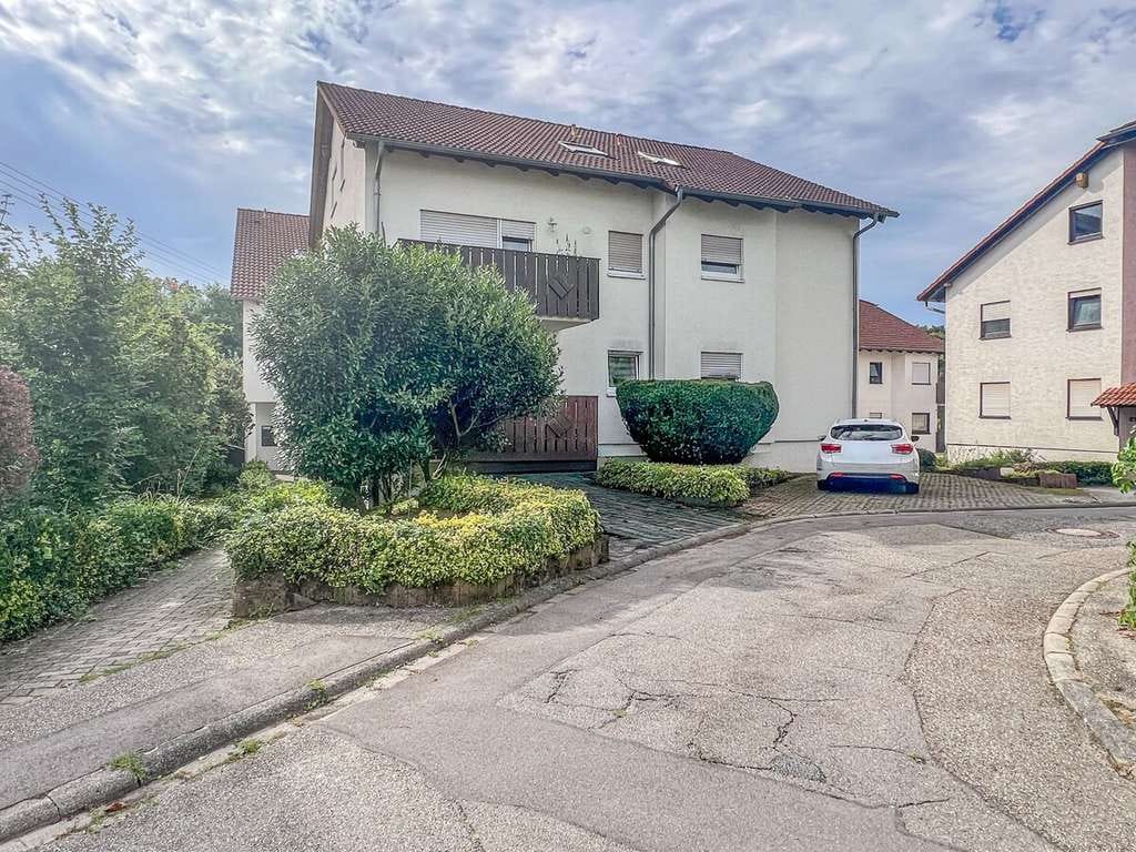 Immobilie in Kirchardt - vermietete 4-Zimmer-Dachgeschosswohnung mit Garage und großzügigem Balkon - Bild 1