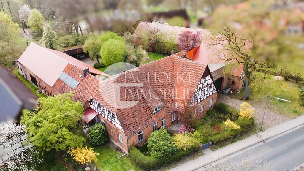 Immobilie in Hankensbüttel - Ein Ort für Generationen und Visionen – mit Einliegerwohnung und perfekten Bedingungen für Pferde - Bild 1