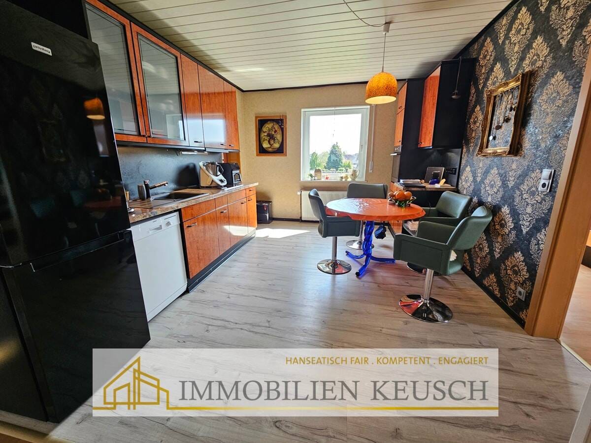Immobilie in Langwedel - 2 Fam.-Haus mit viel Platz, Sonnenterrasse & großem Balkon, div. Garagen & Werkstatt & Carport - Bild 3