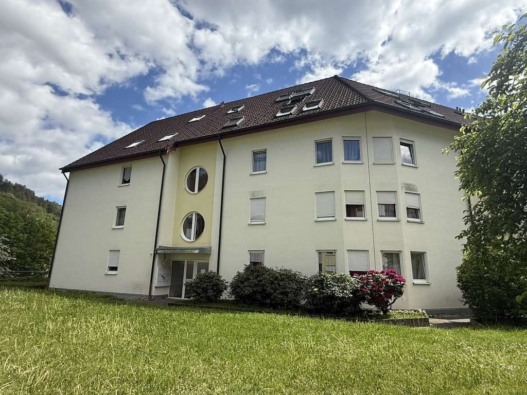 Immobilie in Schramberg - Attraktive vermietete 3-Zi.-Dachgeschosswohnung mit Balkon und Tiefgaragenstellplatz  - Bild 0