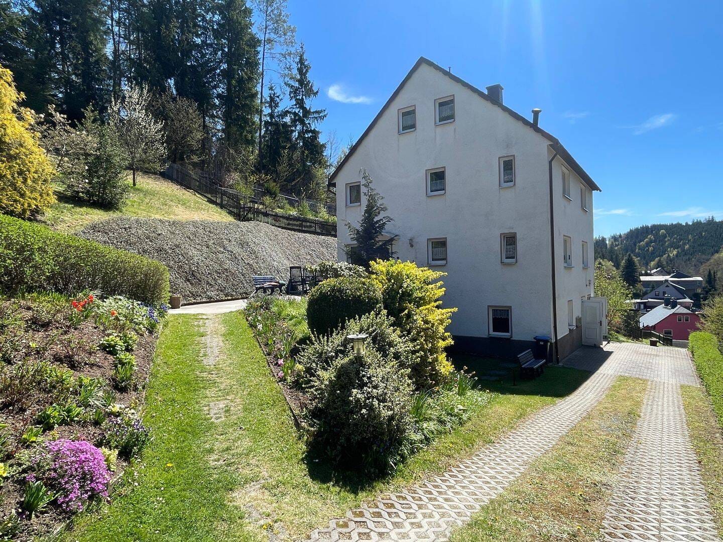 Immobilie in Großolbersdorf - Wohlfühloase im „Grünen“ – Großes teilsaniertes EFH/ZFH mit zwei Garagen, großem Garten und Forstfläche in ruhiger Waldrandlage in Großolbersdorf - Bild 0