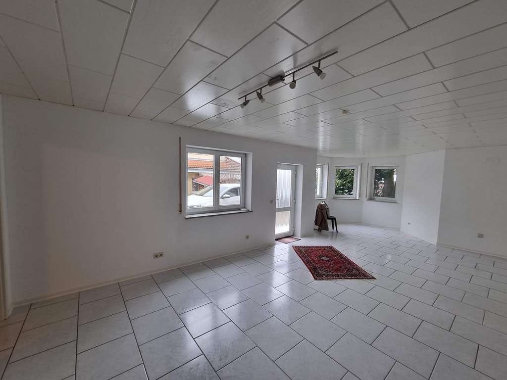 Immobilie in Burgrieden - 2-Zimmer Erdgeschosswohnung mit großem Wohnbereich, offener Küche und Garage - Bild 0