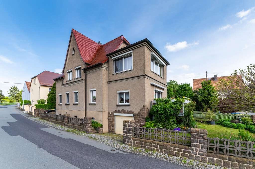 Immobilie in Stauchitz - solide vermietetes Zweifamilienhaus mit Terrasse und kleinem Garten - Bild 0