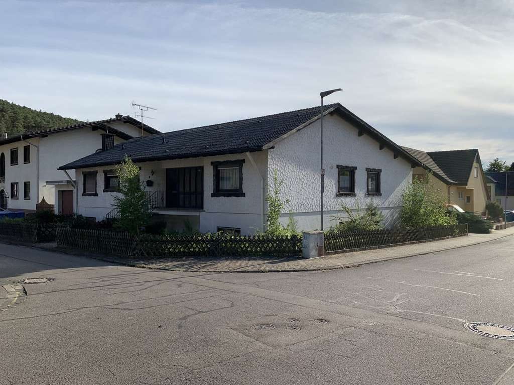 Immobilie in Dahn - Sehr gepflegter Bungalow mit Einliegerwohnung, Doppel- und Einzelgarage - Bild 2