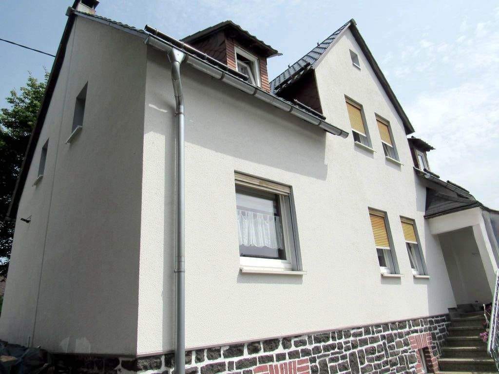 Immobilie in Rennerod - 6-Zimmer-Einfamilienhaus mit Garten, Kaminofen und Stellplatz! - Bild 0