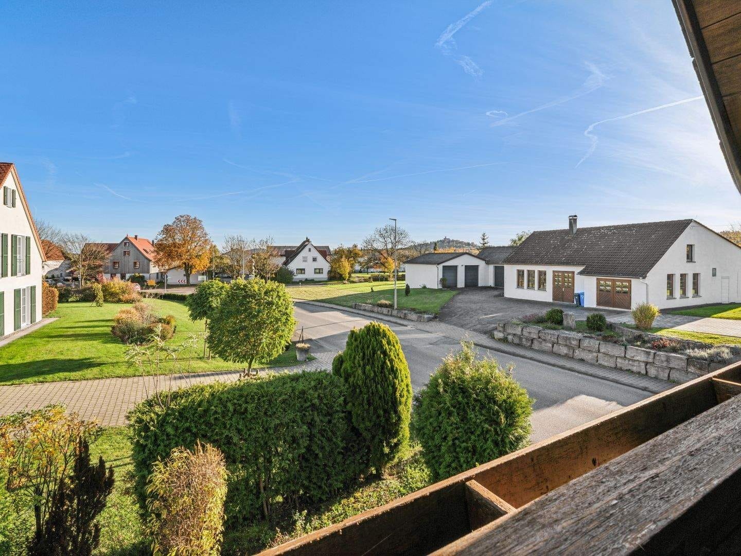 Immobilie in Unterschneidheim - Großzügiges Zweifamilienhaus in günstiger Lage im beliebten Unterschneidheim - OT Zöbingen - Bild 2